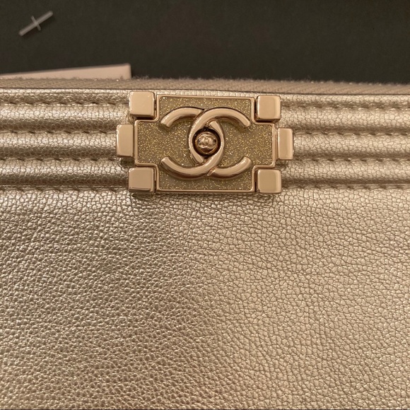 Chanel
Bicolor Boy O Case Clutch Metallic Goatskin and Calfskin Medium - Picture 4 of 7